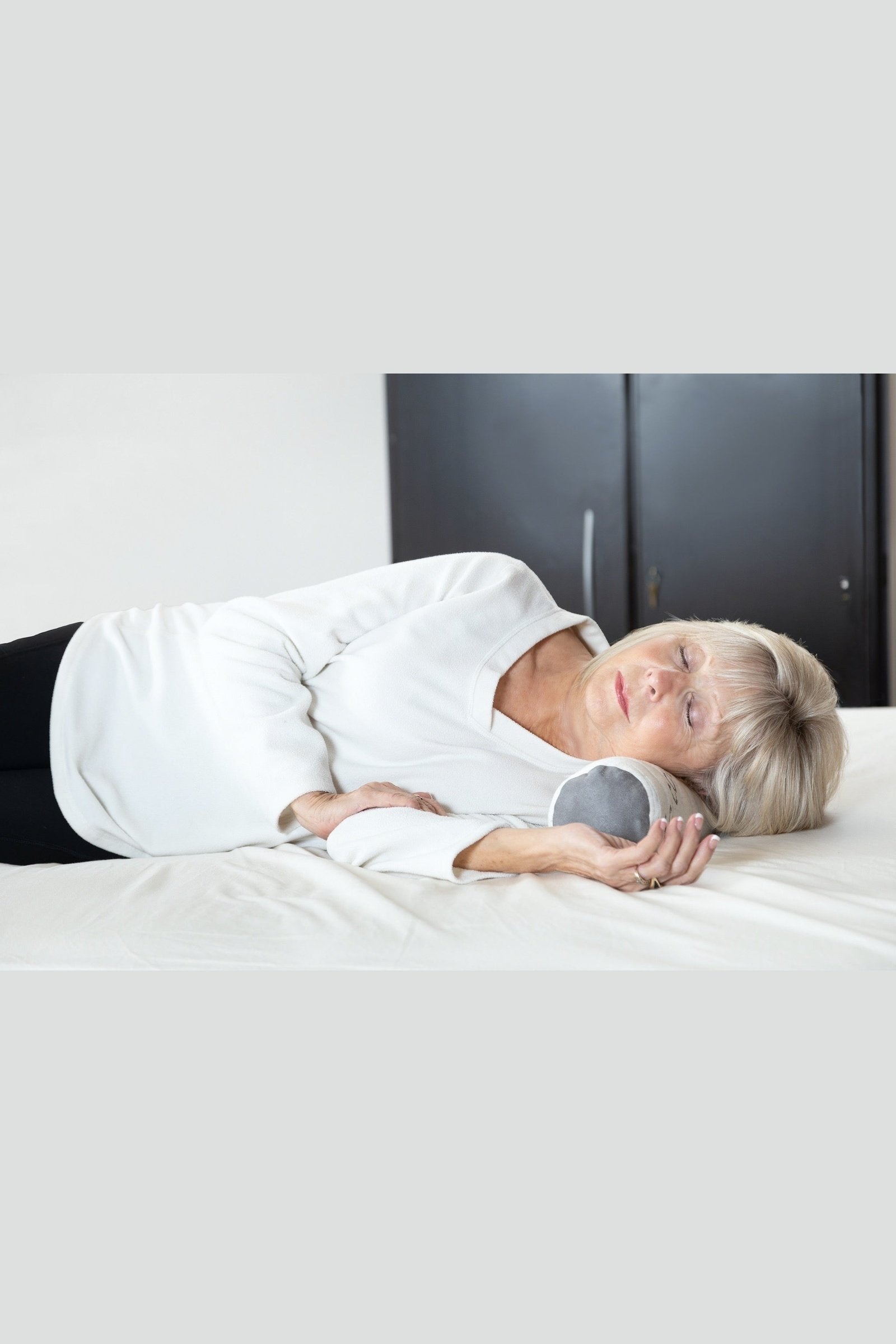 Roll pillow discount for neck pain